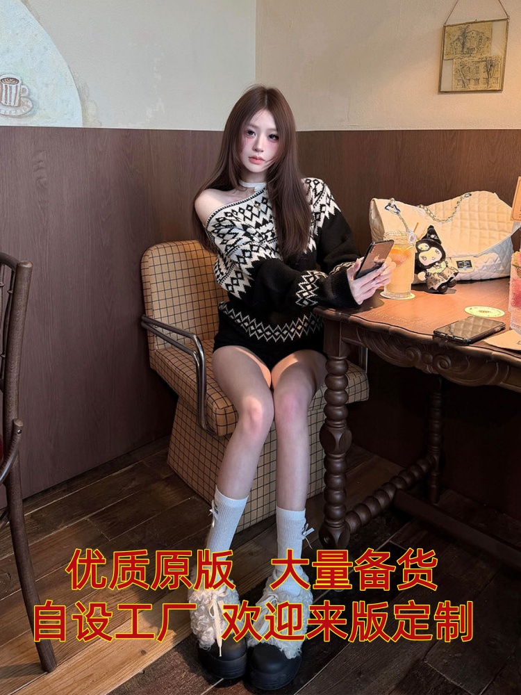 한 부서 배색 비스듬한 어깨 긴팔 스웨터 여자 가을 겨울 디자인 센스 부드러운 찹쌀 품격 루즈핏 느긋한 슬림해 보이는 풀오버 맨위