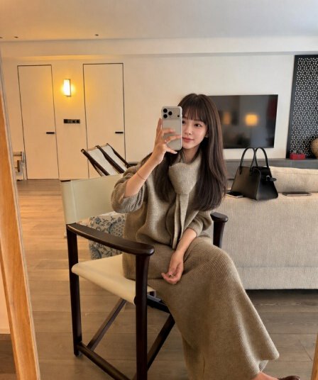 2026 새로운 캐주얼 연령 감소 느긋한 바람 라운드 넥 니트 스웨터 여성 가을 하이웨이스트 반신 스커트 숄 세 조각 세트