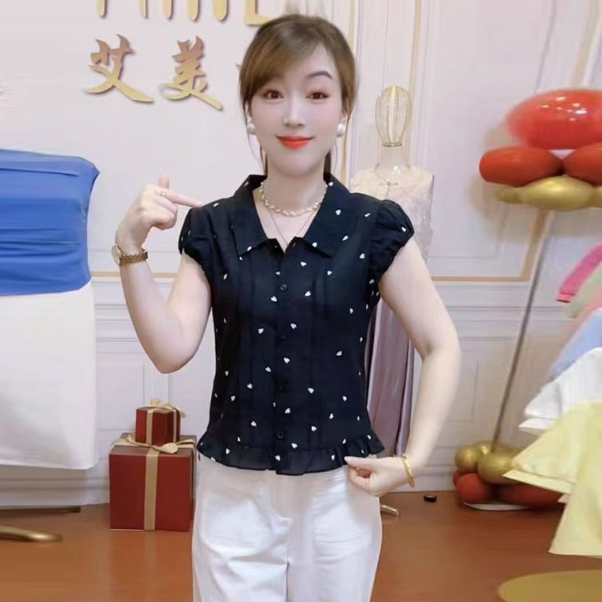 패션 여성 셔츠 2026 여름 새로운 외국 가스 표지 고기 슬림해 보이는 연령 감소 디자인 센스 하트 나비 반팔 맨위