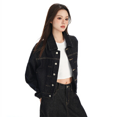 批发实拍黑金深色翻领纽扣后系带短款牛仔服女早秋新款防褪色复古时尚