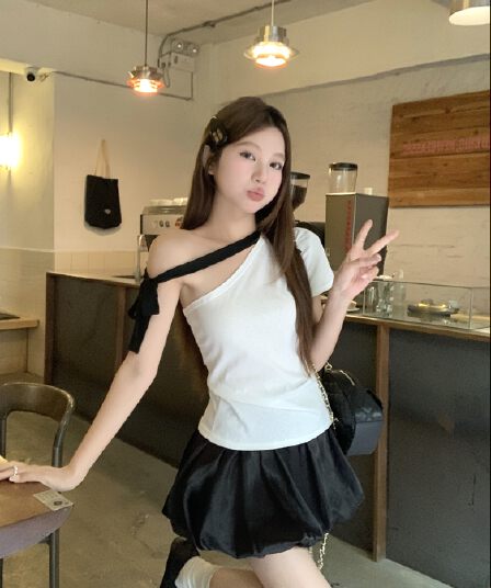 정가 실사 순수한 욕망 바람 배색 스트랩 비스듬한 어깨 반팔 티셔츠 여성 의류 여름 디자인 센스 몸매 가꾸기 오프숄더 맨위