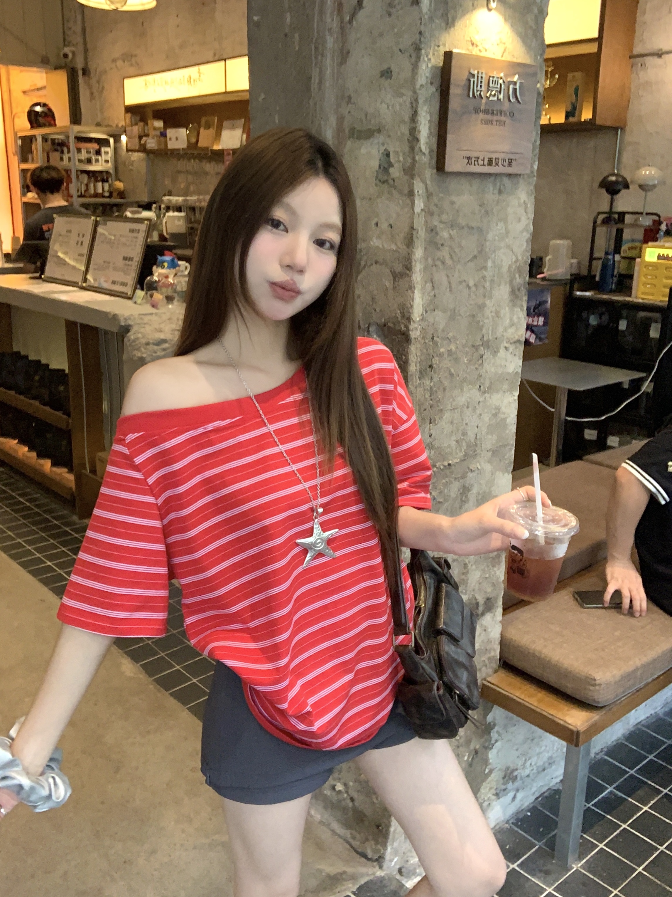 FA33995# 美式慵懒风斜肩短袖红条纹T恤宽松显瘦百搭休闲露肩上衣 服裝批發女裝批發服飾貨源