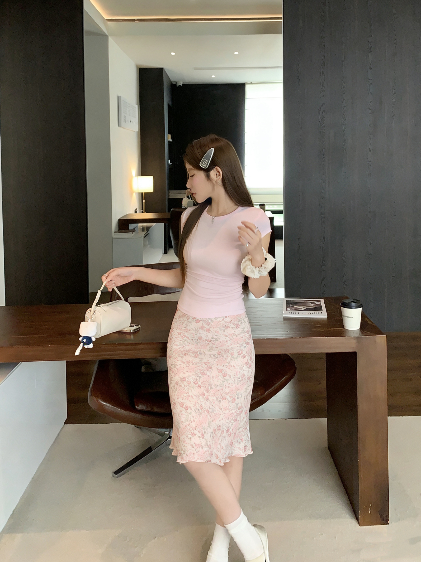정가 실사 핑크색 순수한 욕망 u 칼라 반팔 몸매 가꾸기 티셔츠 슬림해 보이는 세트 꽃무늬 반신 스커트 타이트 스커트 투피스 세트