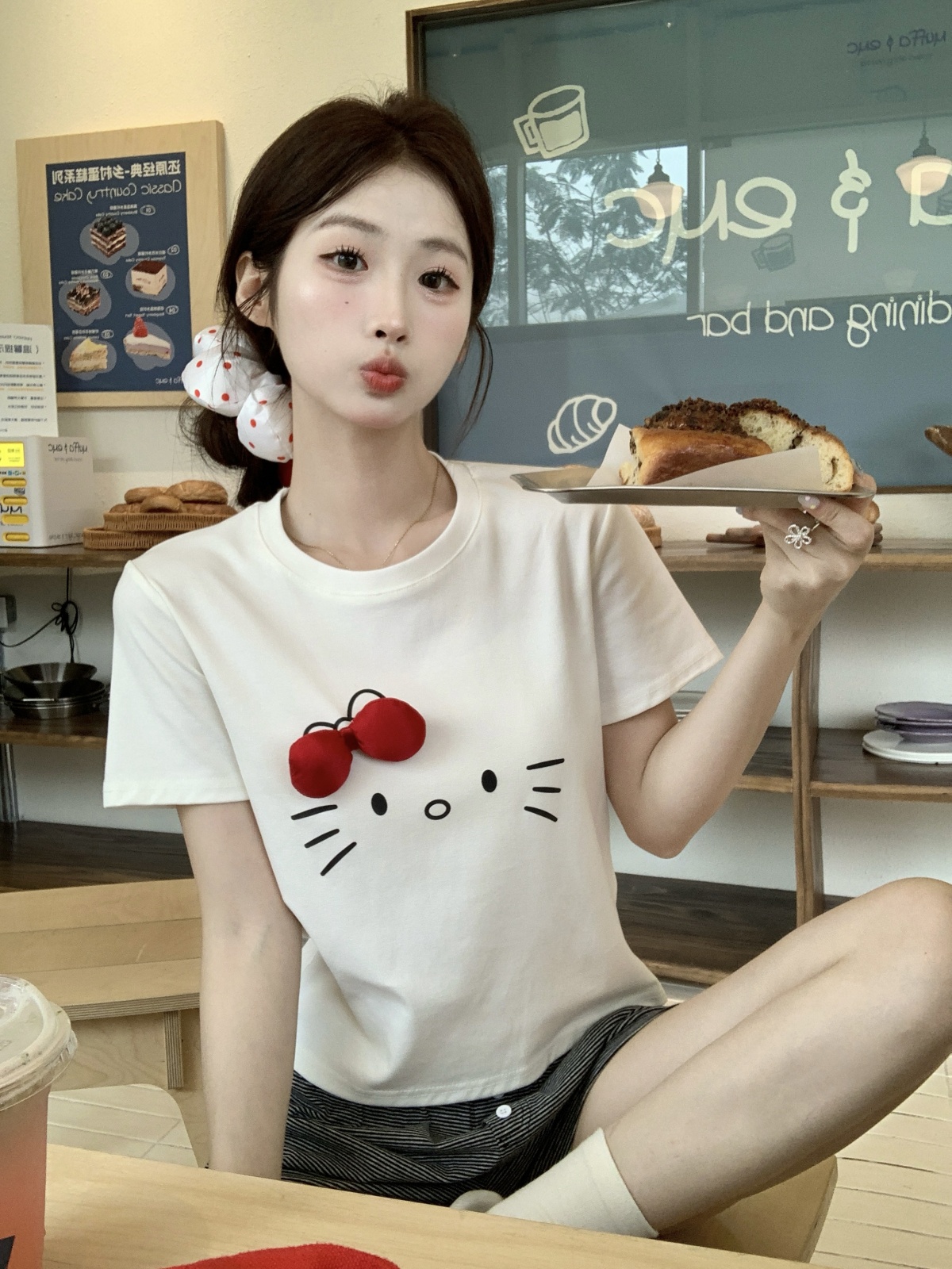 실사 정가 디자인 센스 프린트 반팔 티셔츠 여성 여름 새로운 연령 감소 다용도 긍정적 인 어깨 동정 슬림해 보이는 맨위