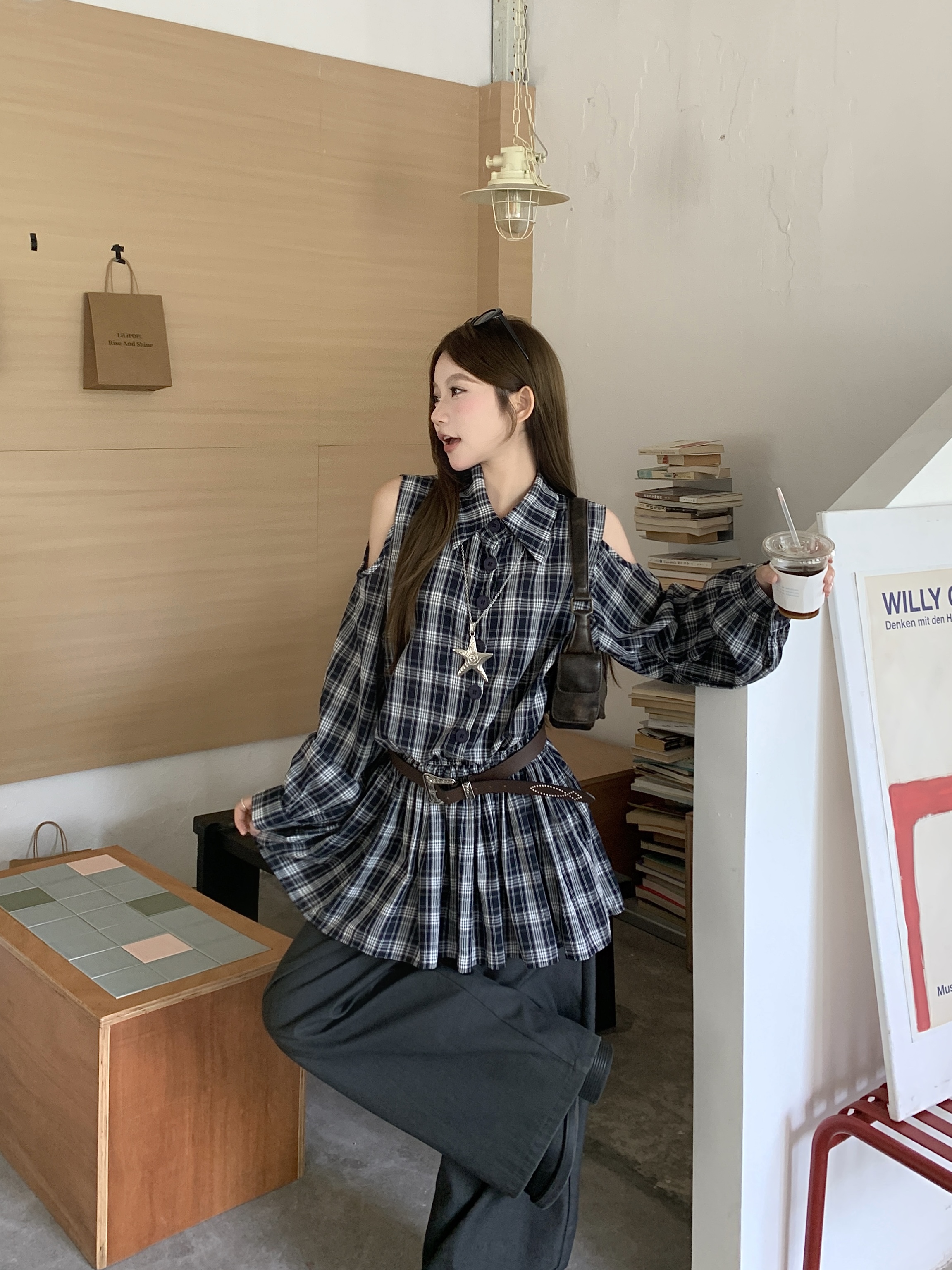 실사 정가 패션 POLO 칼라 허리 수축 디자인 센스 홀로우 아웃 오프숄더 몸매 가꾸기 슬림해 보이는 셔츠 여성 드레스