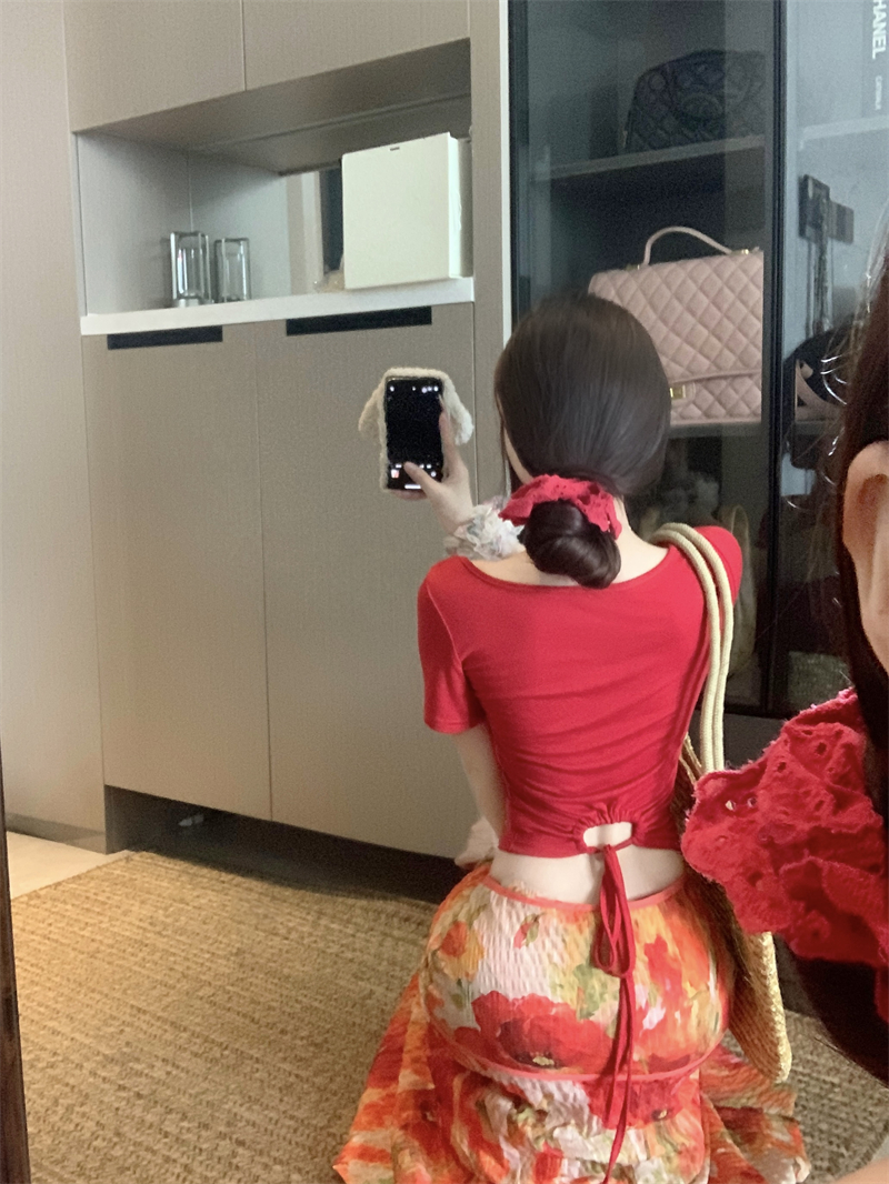 실사 정가 휴가 바람 품격 레트로 Mingyan 분위기 빨간색 티셔츠 유화 대 꽃 반신 스커트 투피스 세트