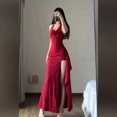 批发新款绝美高级感红色v领挂脖<b class='q'>连衣裙</b>女御姐风性感<b class='q'>开叉</b>高腰包臀长裙