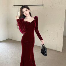 批发赫本风<b class='q'>丝绒</b>小黑裙气质修身礼服长裙法式包臀<b class='q'>连衣裙</b>女秋冬新款