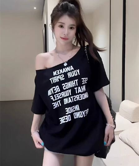 한 부서 알파벳 프린트 검정색 비스듬한 어깨 의류 여성 2026 년 여름 새로운 느긋한 루즈핏 oversize 맨위
