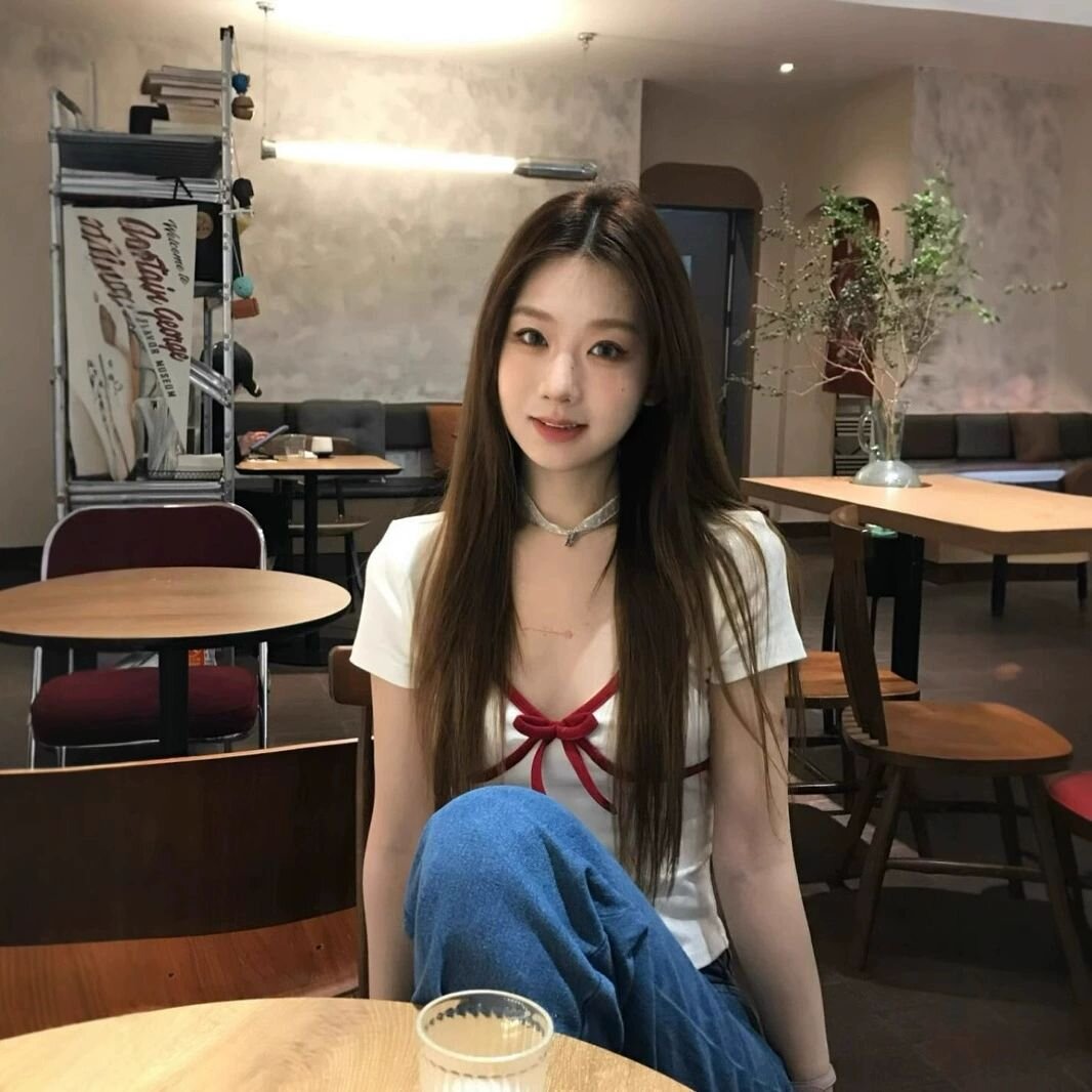 달콤한 핫걸 나비 매듭 V넥 화이트 반팔 티셔츠 여성 이른 봄 몸매 가꾸기 슬림해 보이는 Chic 아름다운 긍정적 인 어깨 쇼트 스타일 맨위