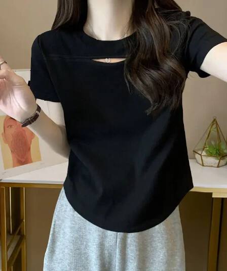 화이트 홀로우 아웃 긍정적 인 어깨 반팔 티셔츠 여성 2026 여름 새로운 불규칙 디자인 센스 작은 대중 쇼트 스타일 맨위 ins