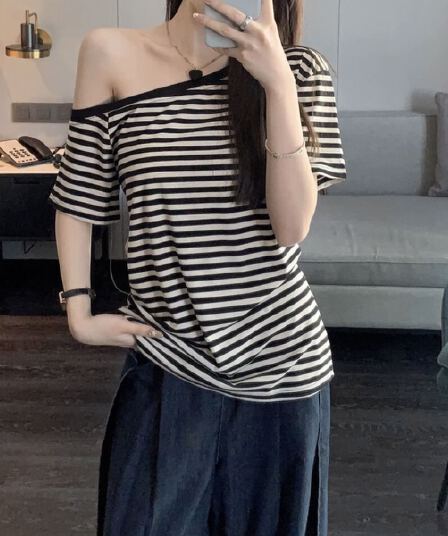 비스듬한 어깨 반팔 스트라이프 티셔츠 여성 여름 디자인 센스 작은 대중 면 소재 루즈핏 슬림해 보이는 느긋한 오프숄더 다용도 맨위