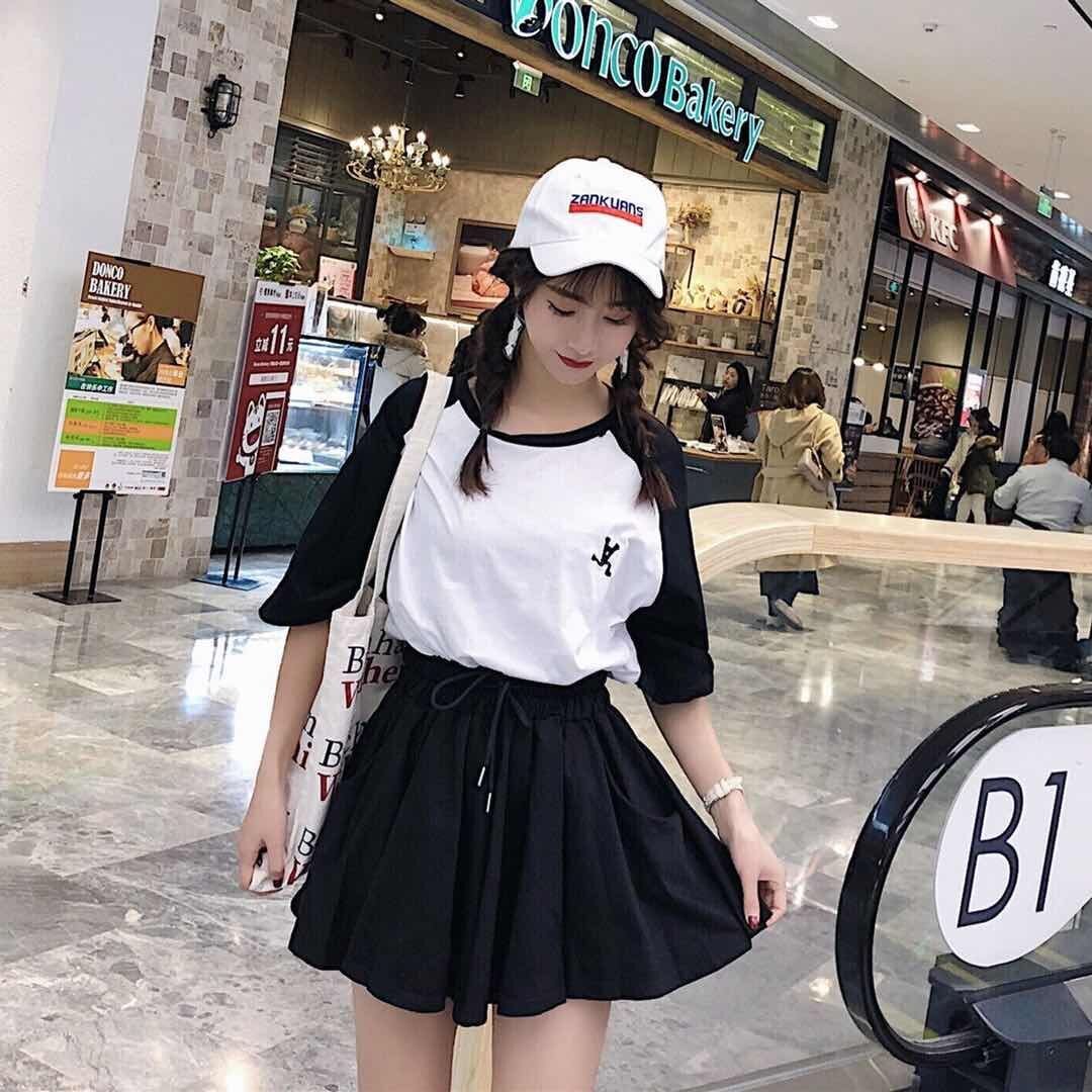 한 부서 새로운 세트 여성 여름 새로운 흑인과 백인 배색 삽입 어깨 소매 루즈핏 티셔츠 허리밴드 미니 스커트 투피스 세트