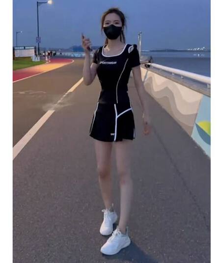 트렌드 미니 스커트 캐주얼 운동 바람 세트 여름 새로운 낮은 네크라인 순수한 욕망 바람 러닝 서비스 반팔 투피스 세트 여성 의류