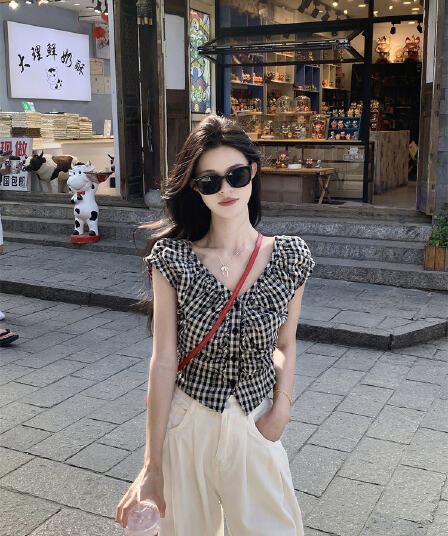 레트로 흑인과 백인 체크무늬 민소매 여성 셔츠 여름 새로운 디자인 센스 작은 대중 V넥 몸매 가꾸기 슬림해 보이는 쇼트 스타일 맨위