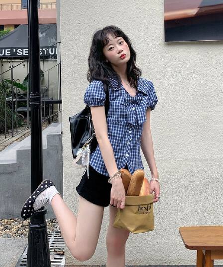 한 부서 레트로 체크무늬 나비 매듭 반팔 셔츠 거품 소매 작은 셔츠 여성 2026 새로운 몸매 가꾸기 고대 조기 센스 셔츠
