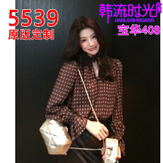 批发Alone Savor龙喜儿 复古定制印花设计<b class='q'>小衫</b>V领喇叭袖蕾丝上衣T593