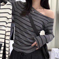 批发秋季<b class='q'>新款</b>斜肩领条纹长袖修身露肩上衣针织套头衫打底上衣女