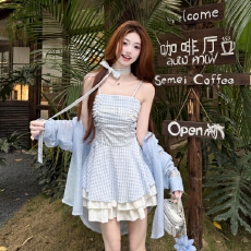 批发格子拼接短裙女夏海边穿搭2026巨好看蓝色掐腰吊带连衣裙+衬衫