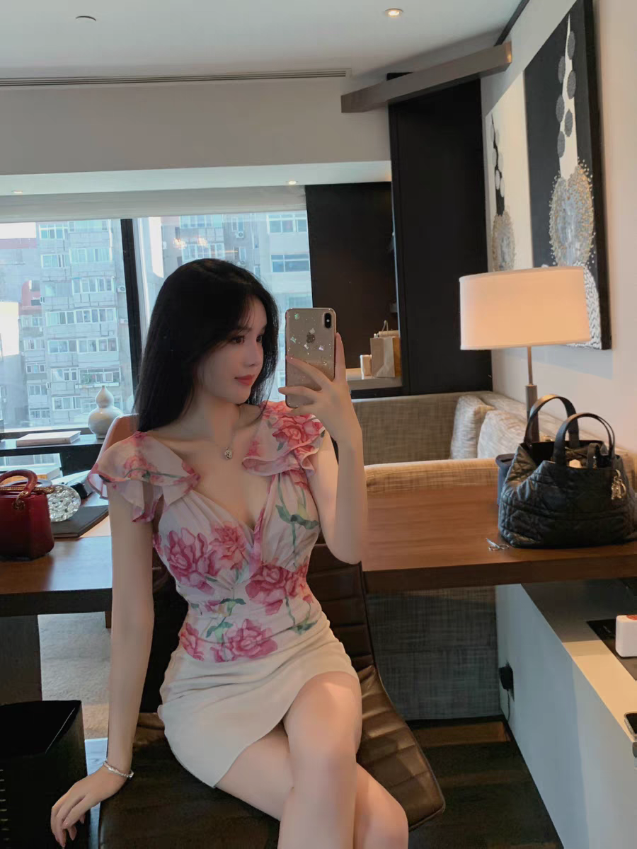 MY11028# 短袖夏V领设计感修身显瘦短款花色上衣纯欲新款火爆女裝貨源服裝批發