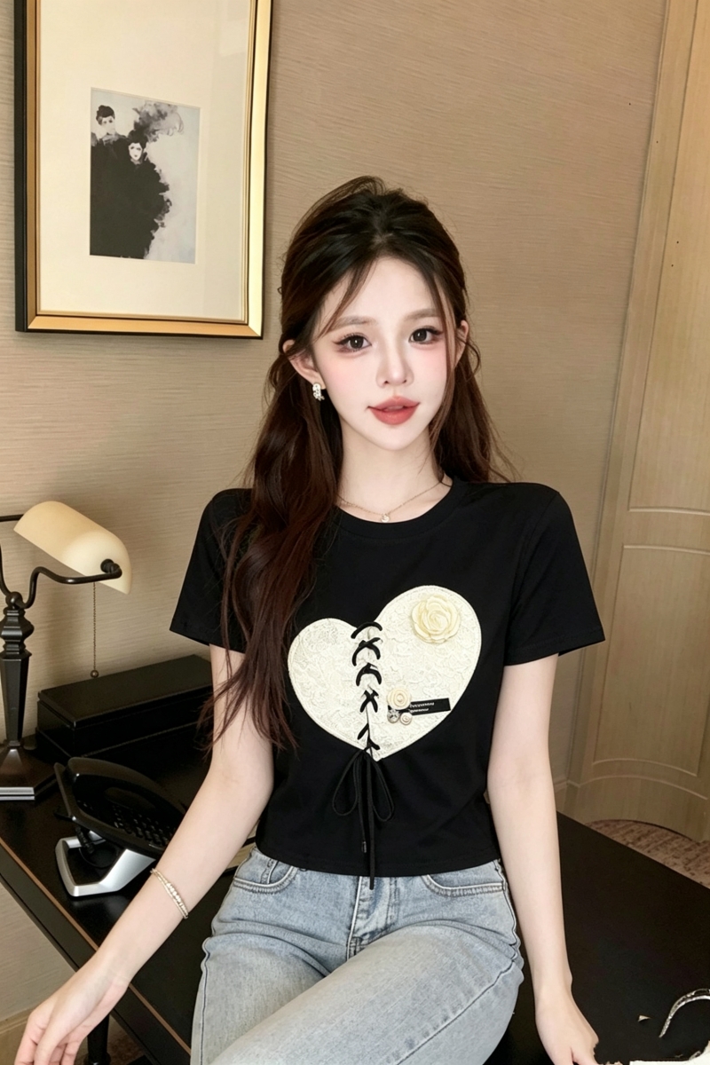 단색 2026 여름 반팔 라운드 넥 티셔츠 자수 슬림해 보이는 디자인 센스 여성 의류 맨위