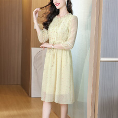 批发七分袖木耳边立领系带<b class='q'>中长款</b>气质女裙温柔风淡黄色碎花雪纺连衣裙