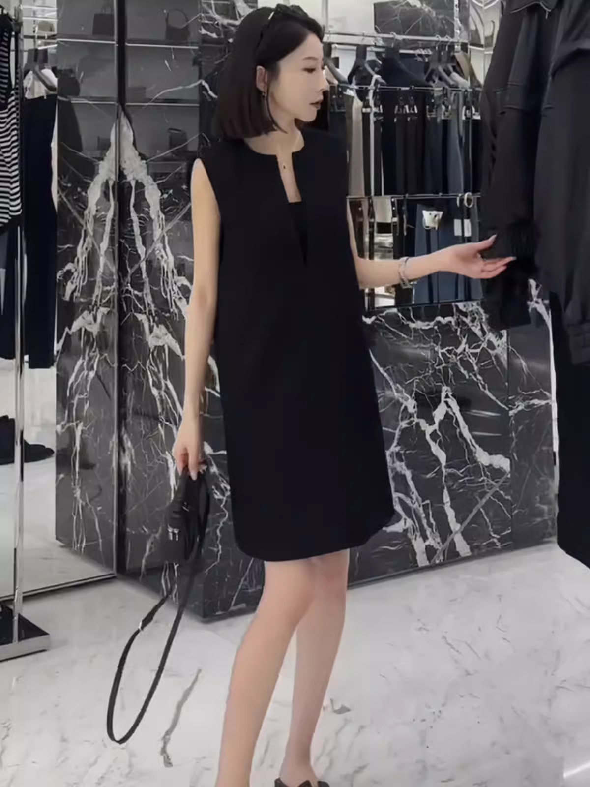슬림해 보이는 V넥 민소매 드레스 오프숄더 치마 라파예트 슬림해 보이는 V넥 민소매 드레스 오프숄더 치마 라파예트