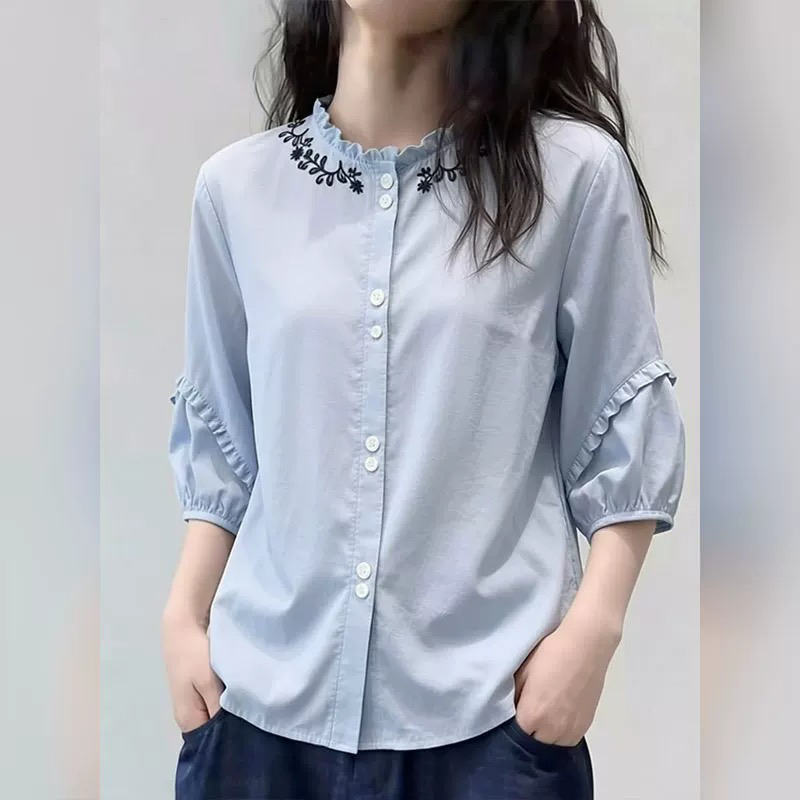 프랑스식 파란색 자수 레이스 여성 셔츠 2026 년 여름 새로운 프릴 연령 감소 몸매 가꾸기 디자인 센스 맨위