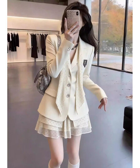 한 부서 부유 한 가족 천 골드 miu 부서 착용 가져 가라. 베이지 색 투피스 세트 블레이저 미니 스커트 2026 이른 가을 작은 키