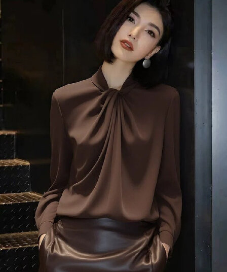 가을 겨울 새로운 프랑스식 우아함 바람 커피 색상 긴팔 여성 셔츠 디자인 센스 비틀림 칼라 품격 출퇴근 맨위 빛 럭셔리