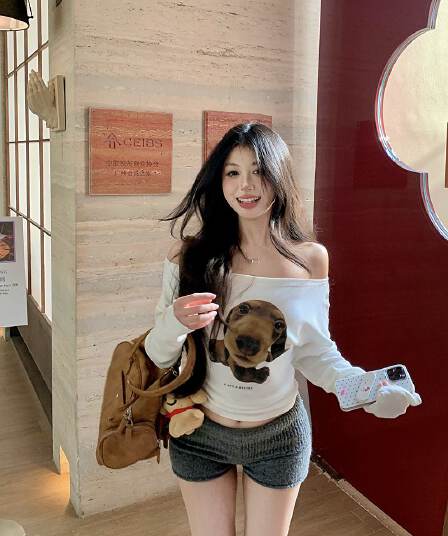 실사 정가 아니요 바겐 세일 비스듬한 어깨 오프숄더 강아지 프린트 긴팔 티셔츠 몸매 가꾸기 슬림해 보이는 쇼트 스타일 기본 셔츠
