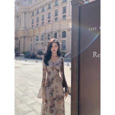 批发MULVAWWX复古印花v领连衣裙女<b class='q'>秋</b>新款裙气质喇叭袖长裙