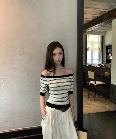 레드 맨 파빌리온 반팔 티셔츠 여성 2026 새로운 여름 착용 가져 가라. 스트라이프 몸매 가꾸기 오프숄더 니트 디자인 센스 맨위