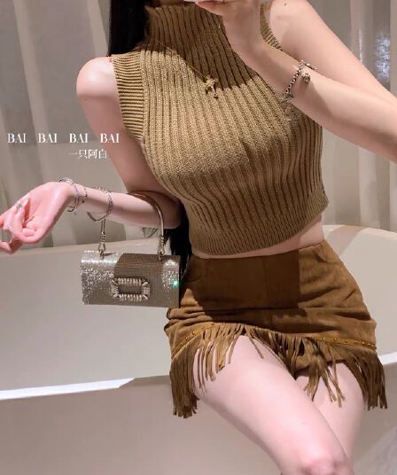 하나 A 화이트 2025 새로운 섹시함 핫걸 바람 디자인 섹션 행침 목 오프숄더 가을 겨울 터틀넥 니트 삼색 조끼