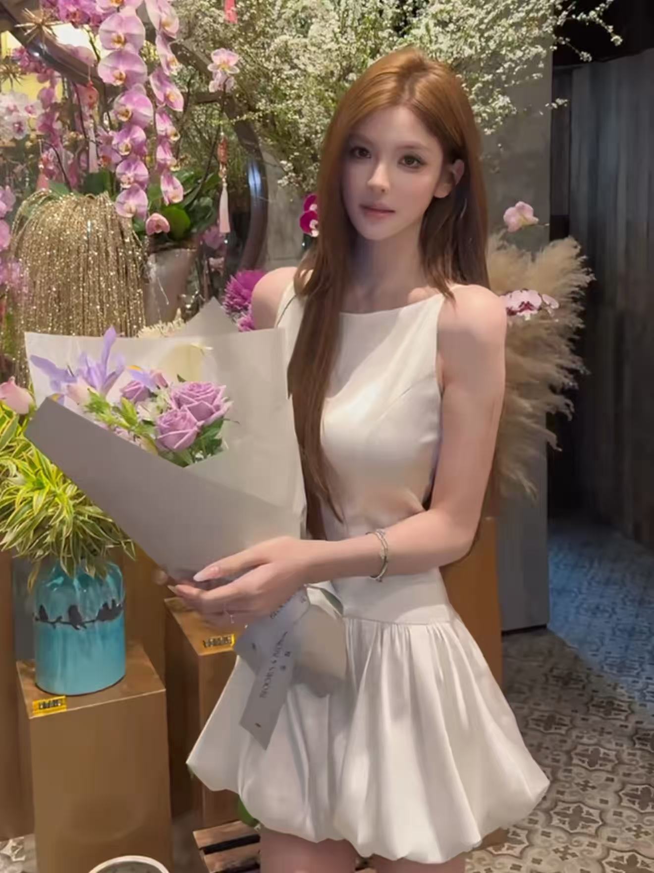 프랑스식 천 금빛 바람 화이트 라운드 넥 민소매 여성 드레스 여름 몸매 가꾸기 허리 수축 슬림해 보이는 품격 꽃밭 A라인 스커트