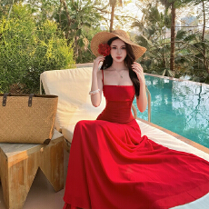 批发圣诞红色<b class='q'>吊带</b>连衣裙女抹胸设计感小众绝美轻奢高级感长裙