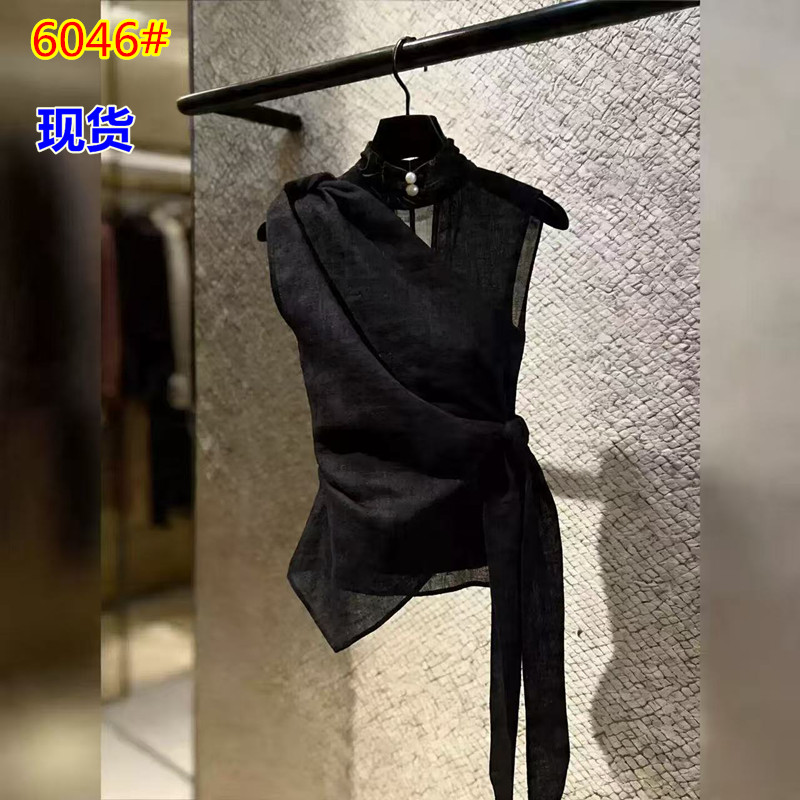 2026 봄 여름 새로운 검정색 민소매 비틀림 조끼 디자인 센스 품격 다용도 슬림해 보이는 출퇴근 바람 레이스업 맨위