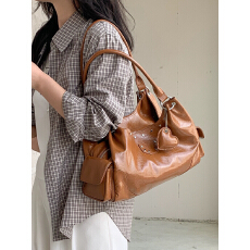 批发韩版小众机车风腋下包高级感爱心挂件潮流百搭手提单肩包