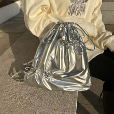 批发韩国ins小众设计抽绳褶皱双肩包通勤百搭休闲背包大容量时尚书包