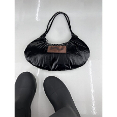 批发FUZZYKON 黑色光泽<b class='q'>复古</b>填充棉月牙型轻便百搭腋下包