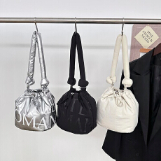 泰国托特小众抽绳时尚单肩新款包包字母大容量腋下水桶