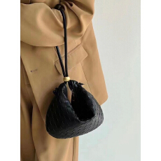 批发法式轻奢小众包包2023夏季新款单肩编织软皮新月包女生百搭腋下包