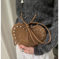 个性新款2026NEW 复古吸睛铆钉设计麂皮爱心单肩斜挎包包