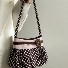 批发<b class='q'>复古</b>波点腋下包褶皱云朵包型木质纽扣点缀温柔甜妹风日常