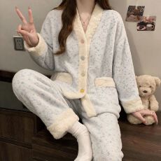 批发<b class='q'>实拍</b>冬季新款加厚珊瑚绒保暖睡衣女韩版公主风甜美开衫家居服套<b class='q'>装</b>
