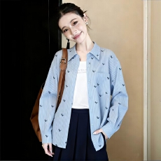 批发2026春季新款蓝色条纹长袖<b class='q'>衬衫</b>女春秋卡通小马印花防晒外套<b class='q'>衬衣</b>