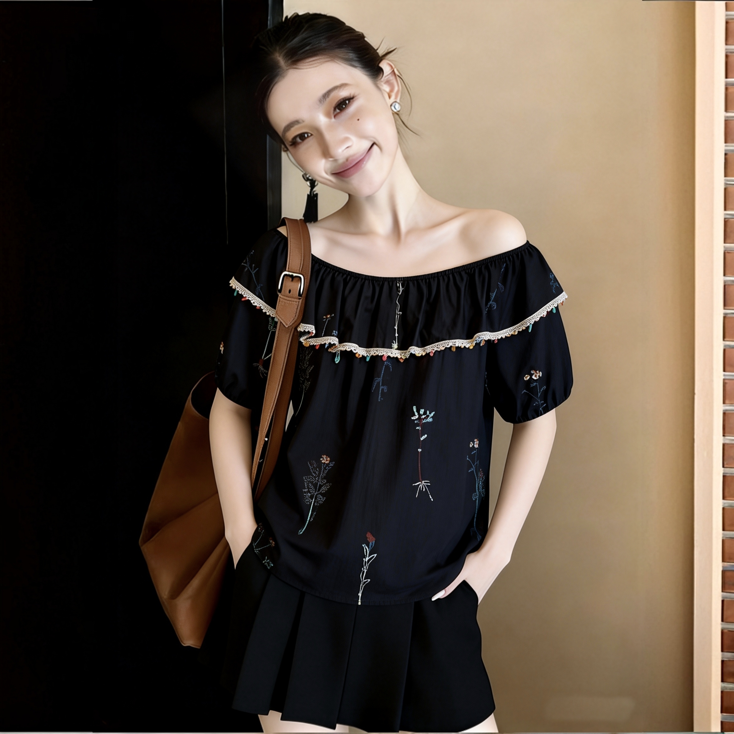 프랑스식 부드러운 바람 보트넥 맨위 여성 검정색 자수 꽃무늬 루즈핏 슬림해 보이는 오프숄더 반팔 인형 셔츠