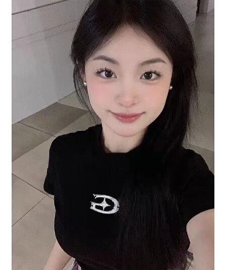 1 1 리브 주름 몸매 가꾸기 쇼트 스타일 티셔츠 여성 여름 2026 새로운 단색 슬림해 보이는 다용도 반팔