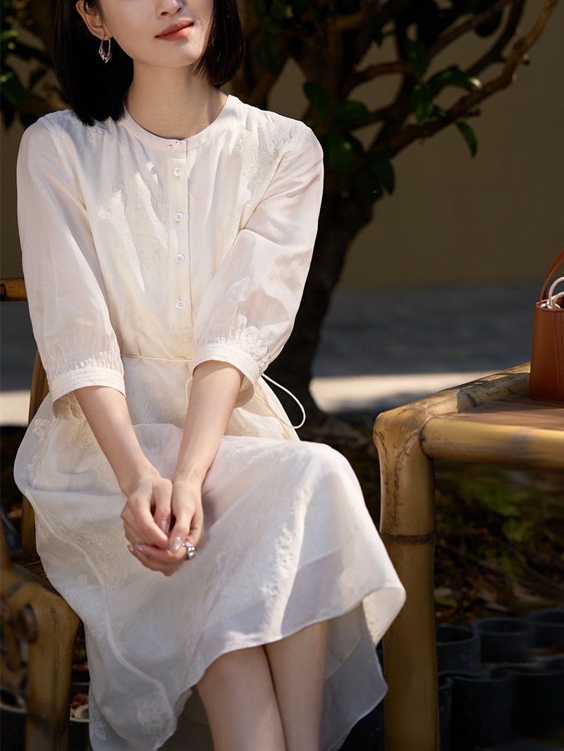 고급 센스 주간 실크 무거운 작업 자수 드레스 2026 여름 새로운 품격 자수 부서 허리 한 마디 여신 중간 길이 스커트