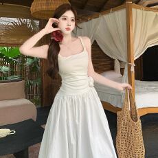 批发<b class='q'>实拍</b>~法式沙滩浪漫风2026夏季新款气质吊带花苞连衣裙